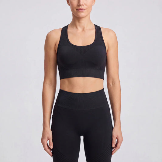 Brassière de sport compressive Glowly 3D noire – vue de face portée, sans couture